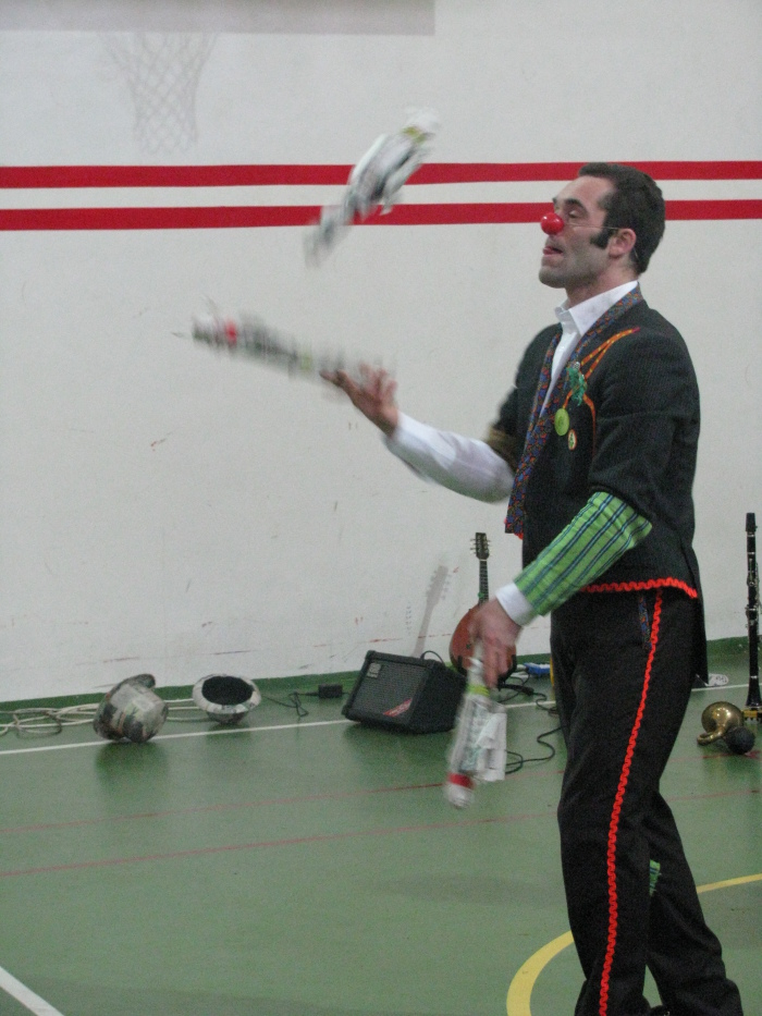 مدرسة سيرك فلسطين تقدم فرقة إيرلندية