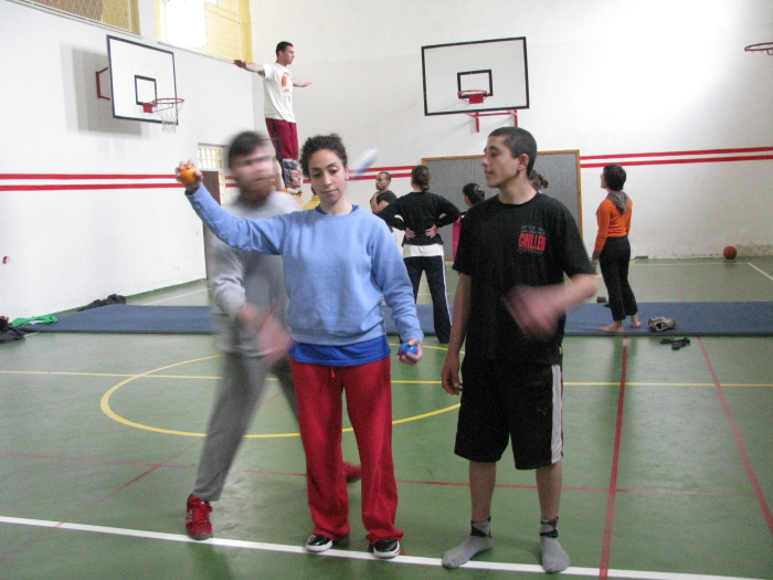 مدرسة سيرك فلسطين تقدم فرقة إيرلندية