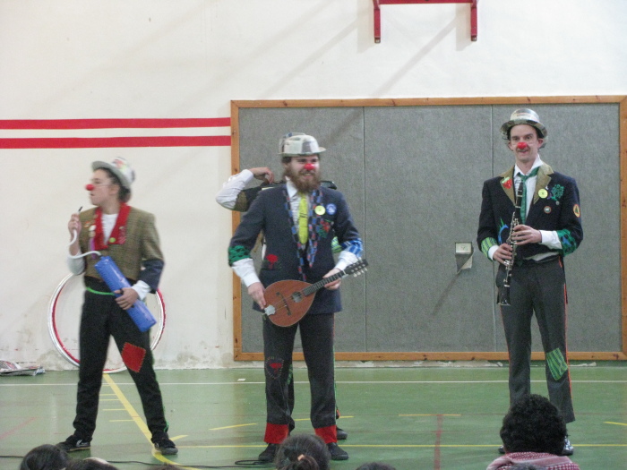 مدرسة سيرك فلسطين تقدم فرقة إيرلندية