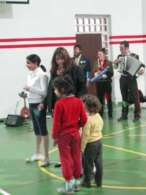 مدرسة سيرك فلسطين تقدم فرقة إيرلندية