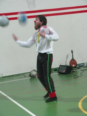 مدرسة سيرك فلسطين تقدم فرقة إيرلندية