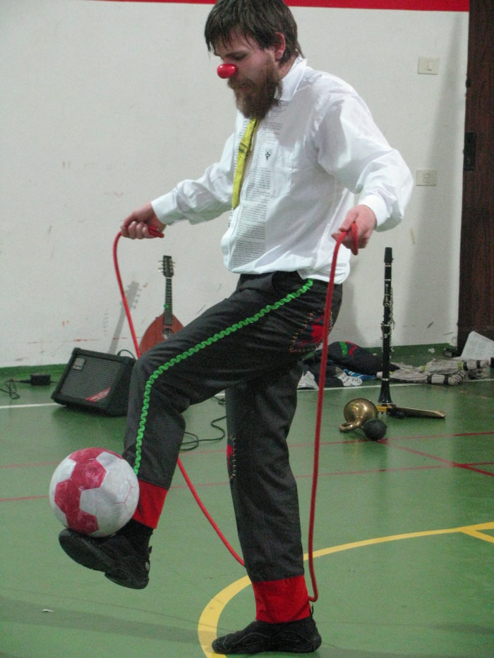 مدرسة سيرك فلسطين تقدم فرقة إيرلندية