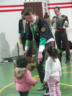 مدرسة سيرك فلسطين تقدم فرقة إيرلندية