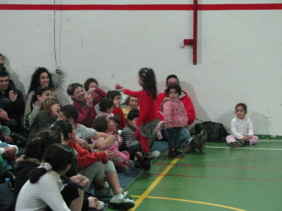 مدرسة سيرك فلسطين تقدم فرقة إيرلندية