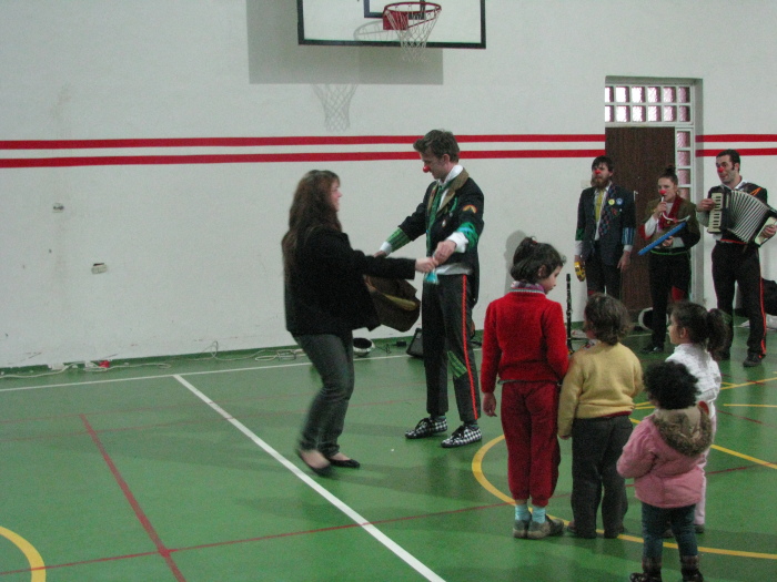 مدرسة سيرك فلسطين تقدم فرقة إيرلندية