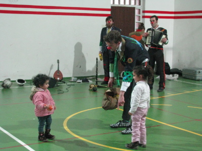 مدرسة سيرك فلسطين تقدم فرقة إيرلندية