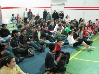 مدرسة سيرك فلسطين تقدم فرقة إيرلندية