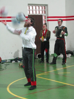 مدرسة سيرك فلسطين تقدم فرقة إيرلندية