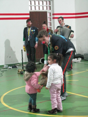 مدرسة سيرك فلسطين تقدم فرقة إيرلندية