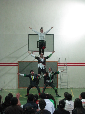 مدرسة سيرك فلسطين تقدم فرقة إيرلندية