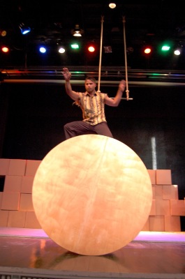 من عرض "لوين" الذي قدمته "مدرسة سيرك فلسطين"