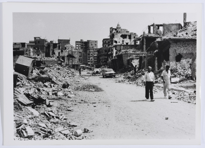 شارع في مخيم للاجئين الفلسطينيين، لبنان، 1987