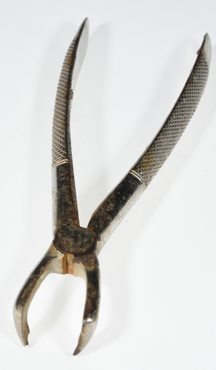 إحدى أدوات طبيب الأسنان ميخائيل طوباسي، عشرينيات القرن العشرين 
