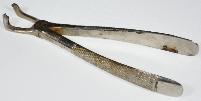 إحدى أدوات طبيب الأسنان ميخائيل طوباسي، عشرينيات القرن العشرين 
