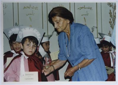 أمينة الكاظمي تشارك في حفل تخريج طلاب مدرسة الدوحة الثانوية، بيت لحم، أواخر القرن العشرين