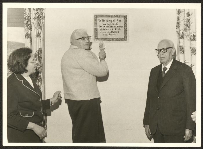 تعليق حجر داخل مبنى جميعة الملجأ الخيري الأرثوذكسي العربي تكريمًا لكاترين سكسك، 1965