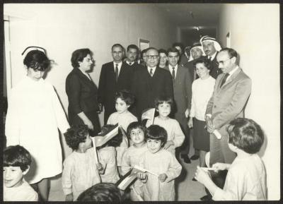 محافظ القدس وأعضاء جمعية الملجأ الخيري الأرثوذكسي العربي، مطلع ستينيات القرن العشرين
