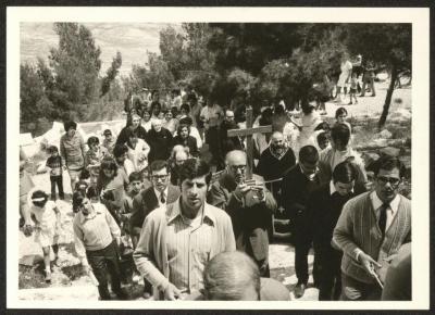مجموعة أشخاص يحتفلون بحلول عيد الفصح، 1960