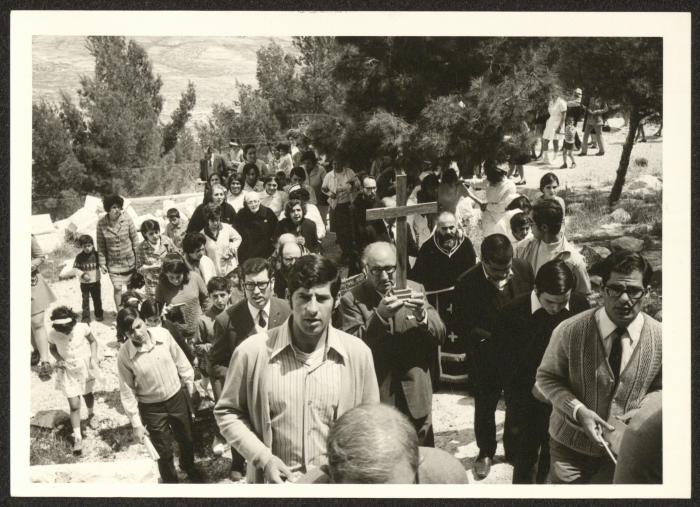 مجموعة أشخاص يحتفلون بحلول عيد الفصح، 1960