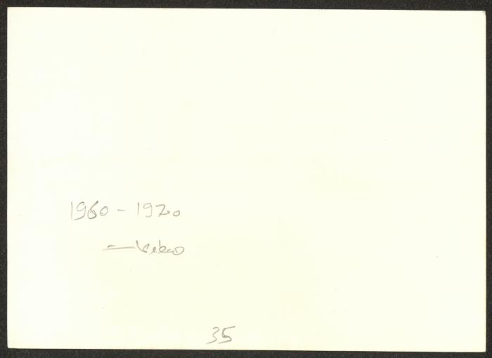 ممرضون وعضو من جمعية الملجأ الخيري الأرثوذكسي العربي ومتطوعة من بريطانيا ، 1960-70