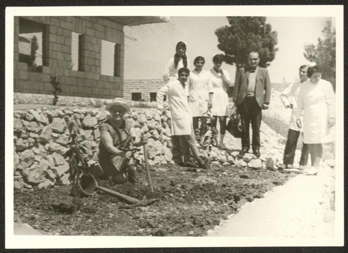 ممرضون وعضو من جمعية الملجأ الخيري الأرثوذكسي العربي ومتطوعة من بريطانيا ، 1960-70