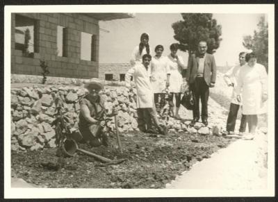 ممرضون وعضو من جمعية الملجأ الخيري الأرثوذكسي العربي ومتطوعة من بريطانيا ، 1960-70