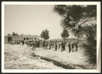مجموعة أشخاص يحتفلون بحلول عيد الفصح، 1960