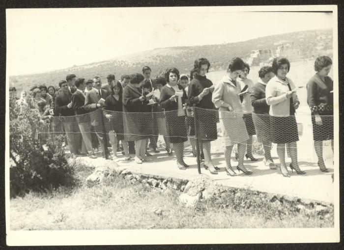 مجموعة أشخاص يحتفلون في عيد الفصح، 1960