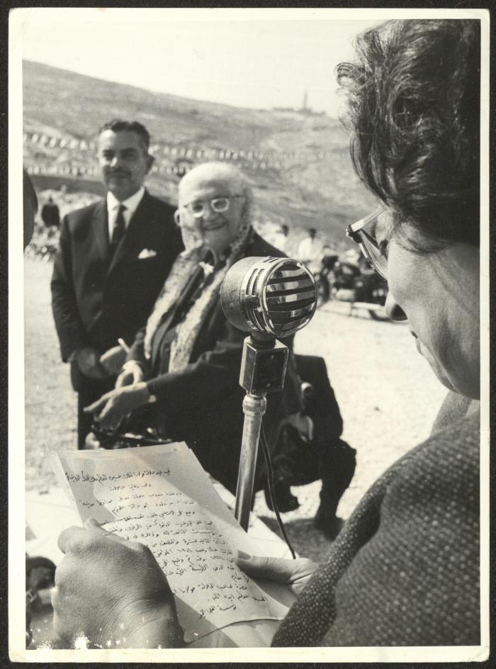 هنرييت سكسك أثناء افتتاح مبنى جمعية الملجأ الخيري الأرثوذكسي العربي، العيزرية، 1964