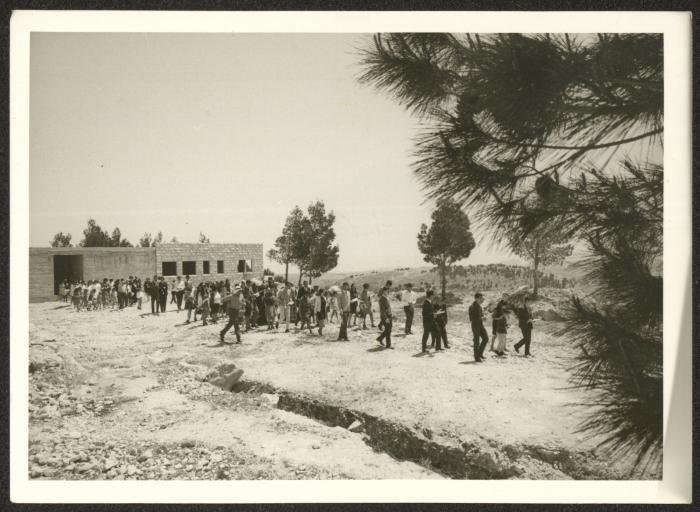 مجموعة أشخاص يحتفلون بحلول عيد الفصح، 1960