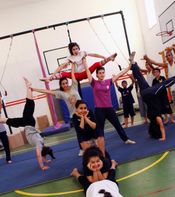 من تدريبات المدرسة الصيفية التي تقيمها "مدرسة سيرك فلسطين"