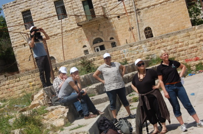 فعاليات تنظيف مبنى "مدرسة سيرك فلسطين" قبل ترميمه في بلدة بيرزيت