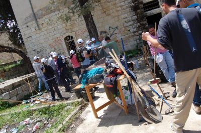 فعاليات تنظيف مبنى "مدرسة سيرك فلسطين" قبل ترميمه في بلدة بيرزيت