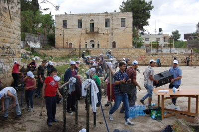 فعاليات تنظيف مبنى "مدرسة سيرك فلسطين" قبل ترميمه في بلدة بيرزيت
