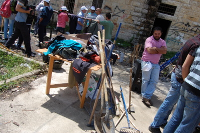 فعاليات تنظيف مبنى "مدرسة سيرك فلسطين" قبل ترميمه في بلدة بيرزيت