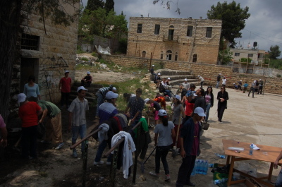 فعاليات تنظيف مبنى "مدرسة سيرك فلسطين" قبل ترميمه في بلدة بيرزيت