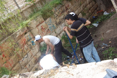 فعاليات تنظيف مبنى "مدرسة سيرك فلسطين" قبل ترميمه في بلدة بيرزيت