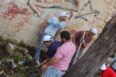 فعاليات تنظيف مبنى "مدرسة سيرك فلسطين" قبل ترميمه في بلدة بيرزيت