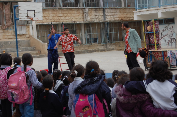 عرض لمدرسة سيرك فلسطين في مدرسة الأمعري للبنات