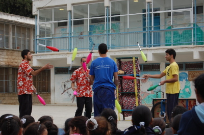 "أحلام للبيع"، مدرسة سيرك فلسطين، مدرسة بنات الأمعري
