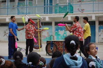 "أحلام للبيع"، مدرسة سيرك فلسطين، مدرسة بنات الأمعري
