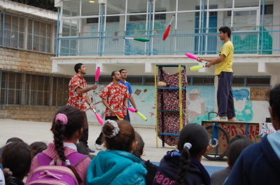 "أحلام للبيع"، مدرسة سيرك فلسطين، مدرسة بنات الأمعري
