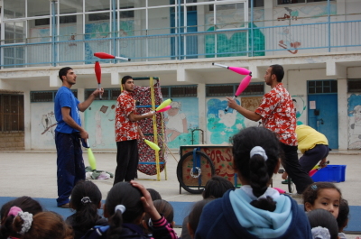 "أحلام للبيع"، مدرسة سيرك فلسطين، مدرسة بنات الأمعري
