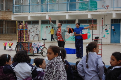 "أحلام للبيع"، مدرسة سيرك فلسطين، مدرسة بنات الأمعري
