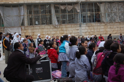 "أحلام للبيع"، مدرسة سيرك فلسطين، مدرسة بنات الأمعري
