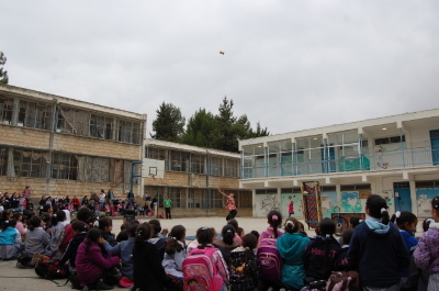 "أحلام للبيع"، مدرسة سيرك فلسطين، مدرسة بنات الأمعري
