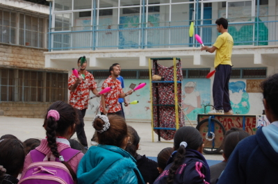 "أحلام للبيع"، مدرسة سيرك فلسطين، مدرسة بنات الأمعري

