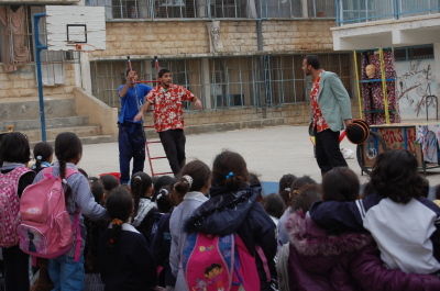 عرض لمدرسة سيرك فلسطين في مدرسة الأمعري للبنات