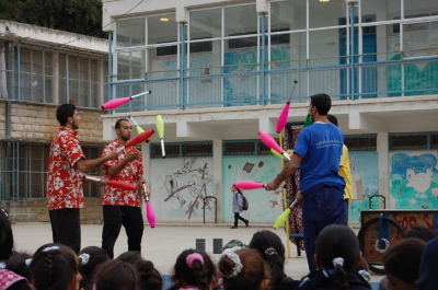 "أحلام للبيع"، مدرسة سيرك فلسطين، مدرسة بنات الأمعري
