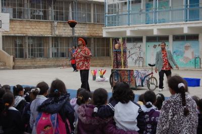 "أحلام للبيع"، مدرسة سيرك فلسطين، مدرسة بنات الأمعري
